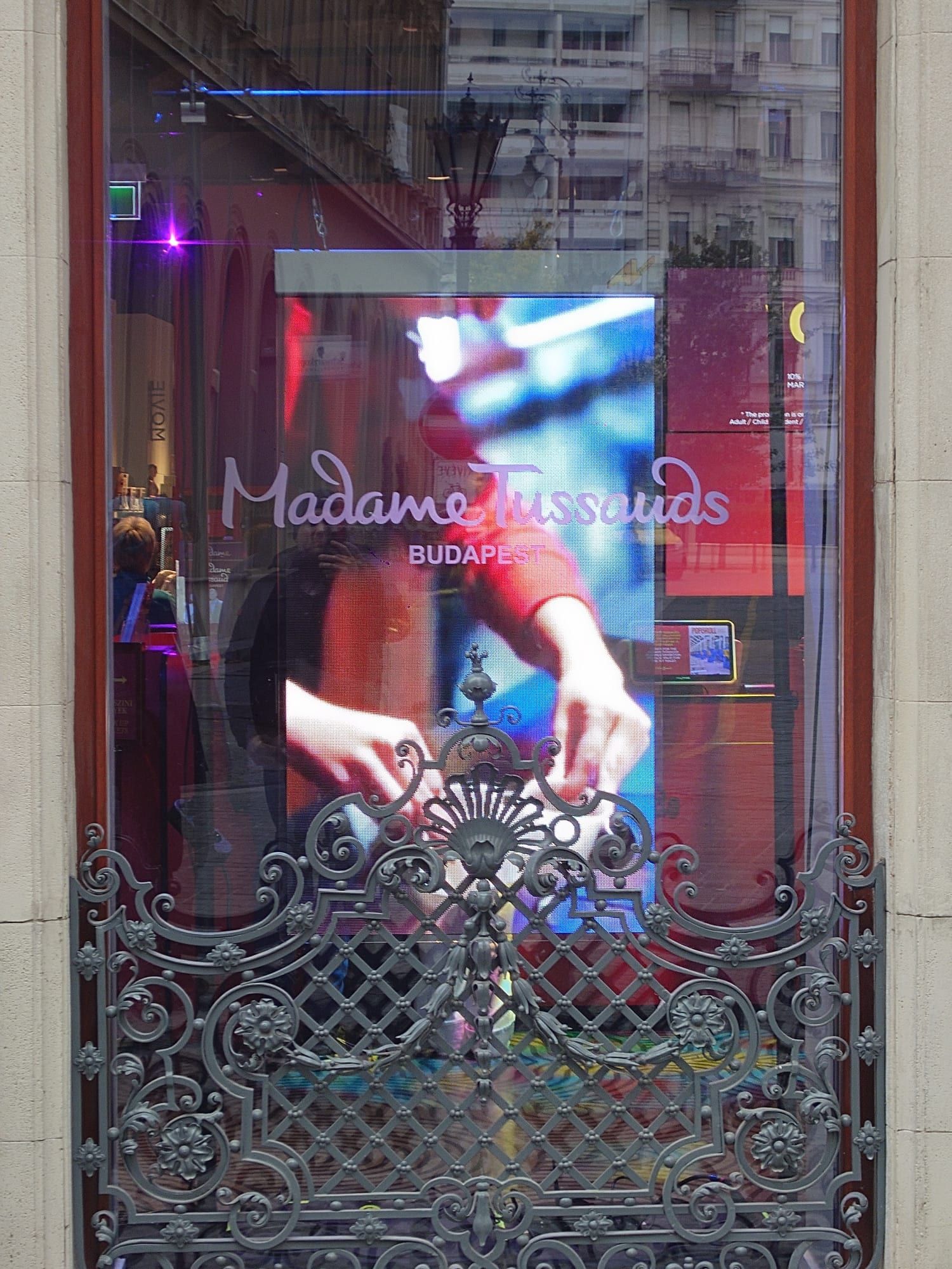 Стеклянные LED-постеры в витрине музея Madame Tussauds